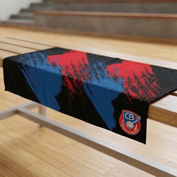 Asciugamano Palestra Ciserano Basket 100x50 cm appoggiato sulla panca